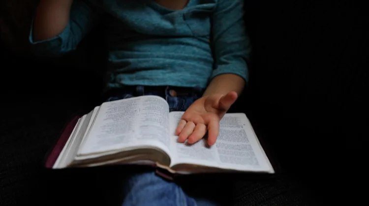 Chica leyendo libro sobre la ley de segunda oportunidad