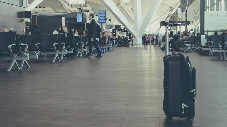 Los trabajadores de Groundforce en el aeropuerto de Barcelona inician huelga indefinida: ¿pueden los pasajeros afectados reclamar compensación? huelga aérea