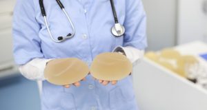 Para el senador José Luis Pérez, se debe concientizar  con información,  que  los   implantes  traen peligrosa belleza.