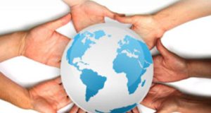 Colombia – La cancillería ratifica su compromiso con el Derecho Internacional Humanitario La Dirección de Derechos Humanos y Derecho Internacional Humanitario de la Cancillería ratificó el compromiso del Estado colombiano. El compromiso con los Derechos Humanos y el Derecho Internacional Humanitario en este 2023 fue fundamental en la Cancillería del Cambio. Durante este año, se han llevado a cabo varias actividades que han reafirmado el compromiso de la Presidencia con la justicia social, atendiendo a diferentes instancias de derechos humanos a nivel nacional e internacional. Gestión 2023 Durante el 52º Periodo Ordinario de Sesiones del Consejo de Derechos Humanos celebrado en Ginebra (Suiza) en febrero de 2023, Colombia presentó por primera vez su candidatura para ser miembro del Consejo durante el período 2025-2027. En este evento, el presidente Gustavo Petro resaltó los esfuerzos del país para alcanzar la justicia social y ambiental, así como el compromiso del gobierno en fortalecer el marco para la protección y promoción de los derechos humanos. Además, propuso la realización de una Tercera Conferencia Mundial de Derechos Humanos. El 27 de enero, el Gobierno nacional procedió a retirar las tres declaraciones que anteriormente había formulado el Estado al Protocolo Facultativo de la Convención sobre la eliminación de todas las formas de discriminación contra la mujer. Esta acción se llevó a cabo luego de la ratificación de dicho protocolo por parte de nuestro país el 23 de enero de 2007. Así, el Gobierno reafirmó el reconocimiento de la competencia del Comité para la Eliminación de la Discriminación contra la Mujer de las Naciones Unidas para investigar violaciones graves a la Convención dentro del territorio nacional. Asimismo, reafirmó la disposición de acatar medidas provisionales destinadas a prevenir daños irreparables. Esta decisión busca garantizar el derecho de la mujer colombiana a la libre toma de decisiones en lo que respecta a sus derechos sexuales y reproductivos. A través del Grupo Interno de Trabajo de Protección a Derechos Humanos, se llevaron a cabo con éxito 18 talleres dirigidos a sensibilizar, promover y unificar conceptos esenciales sobre la naturaleza, alcance e importancia de las medidas cautelares y provisionales. Esta iniciativa refleja el compromiso continuo con la transparencia, la comprensión y el fortalecimiento de la aplicación efectiva de las medidas de protección otorgadas por los órganos del Sistema Interamericano de Derechos Humanos. Obligaciones ante organismos