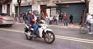 México -  Motocicletas en andadores peatonales