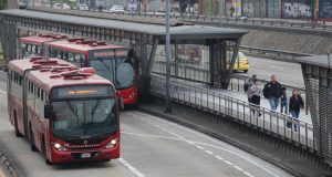“La Agenda 2030 plantea que todas las personas deben tener acceso a sistemas de transporte seguros, asequibles, accesibles y sostenibles. Y esto incluye la seguridad vial, principalmente mediante la ampliación del transporte público”, dijo el directivo sueco. Lundstedt aclaró que el concepto de transporte sostenible de ninguna manera implica que haya menos transporte, ya que éste es esencial para el bienestar el ser humano porque impulsa el crecimiento económico, crea oportunidades de trabajo y reduce la pobreza y el hambre. Pero para hacer la transición hacia el transporte sostenible, explicó, se requieren innovaciones audaces y el establecimiento de alianzas entre los Gobiernos, la sociedad civil y el sector privado.
