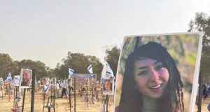 El 7 de octubre, en medio del lanzamiento indiscriminado de miles de cohetes, combatientes de grupos armados palestinos atacaron el sur de Israel; murieron al menos 1.000 personas y unas 3.300 resultaron heridas, mientras que unas 245 fueron tomadas como rehenes o cautivas