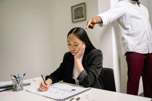 El delito de acoso laboral en España: qué es, cómo denunciarlo y qué ...