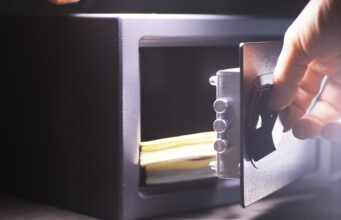 La hiperdigitalización refuerza el interés por activos tangibles, desde el oro hasta el almacenamiento de criptos offline