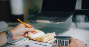 El riesgo invisible al comprar una empresa: el pasivo laboral se transmite, advierte un abogado laboralista