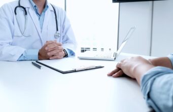 ¿Quién responde si la inteligencia artificial se equivoca en consulta? La nueva guía de Sanidad aclara las responsabilidad