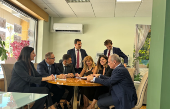 Comprar una vivienda en España sin hablar español: el bufete malagueño que une extranjería e inmobiliario en un mismo despacho
